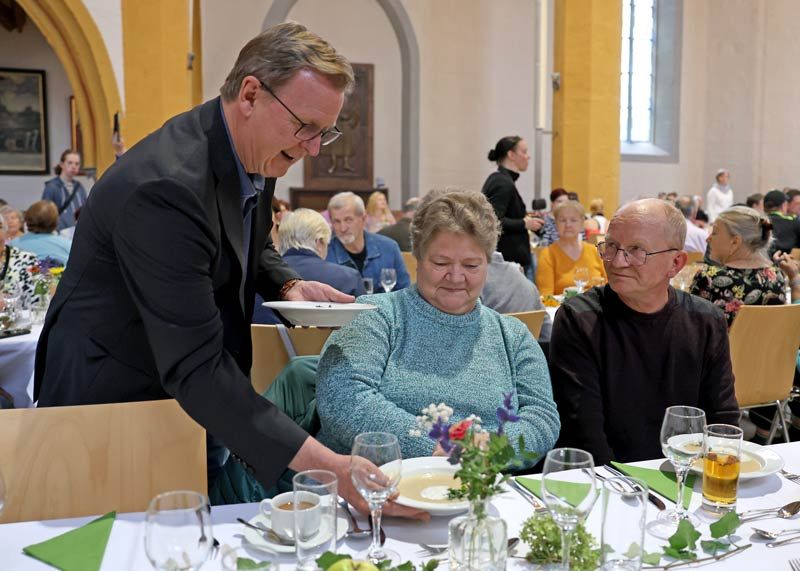 MartinsSchmaus in Jena: In diesem Jahr servierte auch Thüringens Ministerpräsident Bodo Ramelow den Gästen das Essen an den Tisch.