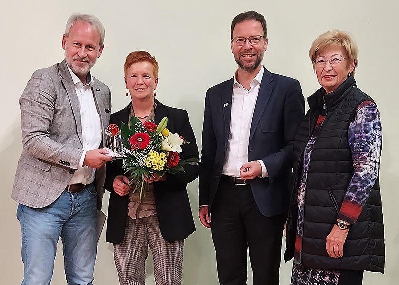 Frank Albrecht (Geschäftsführer des AWO Regionalverband Mitte-West-Thüringen (links), Oberbürgermeister Dr. Thomas Nitzsche (2.v.r.) und Elisabeth Wackernagel (rechts) würdigen das Engagement von Dr. Beate Krause mit dem Jenaer Ehrenamtspreis.