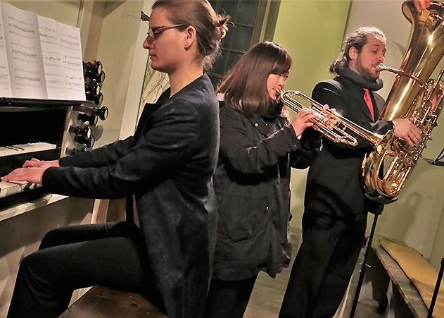 Auch 2017 spielt die Brass Band „BlechKLANG“ in der Kirche Winzerla ihr Adventskonzert „Blech trifft Orgel“.