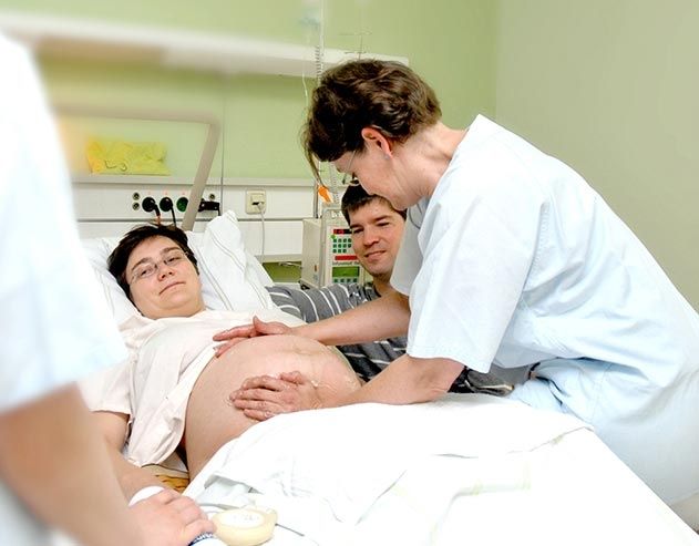 Privatdozentin Dr. Tanja Groten, Oberärztin in der Geburtshilfe am UKJ versucht Kinder in Beckenendlage im Mutterleib zu drehen.