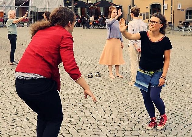 Das Freie Bühne Ensemble präsentiert:  „Stadtgeflüster“ ein abendlicher Theaterspaziergang durch die Jenaer Innenstadt.