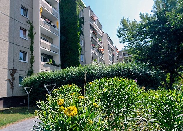 Zwei kleine Jungen an einem offenen Fenster haben am Dienstagmorgen in Jena-Lobeda einen Polizeieinsatz ausgelöst.