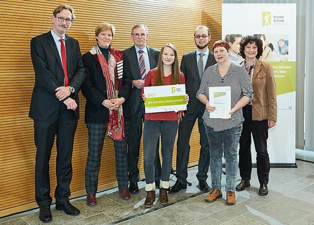 Landessieger: Montessorischule Jena - v.l.n.r.: Stephan Fauth (Verband der Wirtschaft Thüringens e. V.), Staatsekretärin Gabi Ohler (Thüringer Ministerium für Bildung, Jugend und Sport), Kay Senius (Bundesagentur für Arbeit, Regionaldirektion Sachsen-Anhalt-Thüringen), Lilli Kalauch (Schülerin), Niels-Holger Schneider (Deutsche Bank Stiftung), Silke Hauschild (Lehrerin), Ute Riedel (Gemeinnützige Hertie-Stiftung).