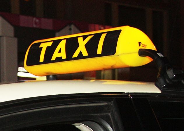 Von einem Fahrgast bestohlen wurde am Mittwochabend ein Taxifahrer in Jena.
