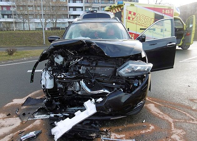 Wie es zu diesem Unfall kam, ist derzeit noch unklar. Die Polizei bittet um Zeugenhinweise.