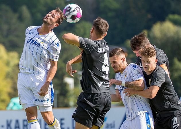 Jenas zweifacher Torschütze Fabian Eisele im Kopfballduell mit dem Leipziger Manuel Wajer.