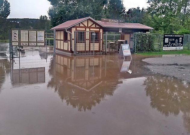 Nach dem Starkregen am Donnerstag, 26. August, war der  Eingangsbereich vom Jenaer Südbad vorübergehend überschwemmt. Die Jenaer Bäder hoffen für die verbleibenden Spätsommertage auf besseres Wetter.