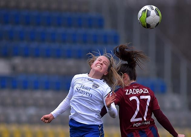 Die Jenaerin Luca Maria Graf (links) gegen die Potsdamerin Sarah Zadrazil im Bundesliga-Spiel FF USV Jena gegen 1. FFC Turbine Potsdam im Ernst-Abbe-Sportfeld.