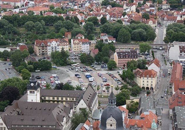 Jena bekommt einen dritten Campus, mitten in der Stadt gelegen und 110 Millionen Euro kostend. Der als Parkfläche genutzte Inselplatz wird voraussichtlich ab 2016 für neue, moderne Gebäude der Jenaer Universität herhalten müssen.
