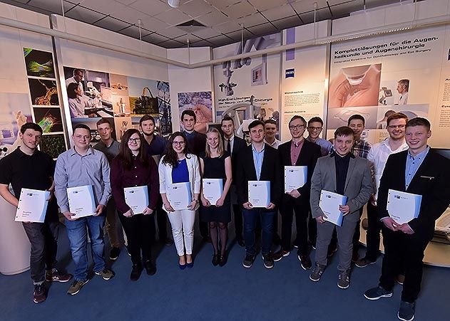 Am 15. März 2018 erhielten 17 junge Menschen bei ZEISS in Jena ihre Ausbildungs- und IHK-Zeugnisse.