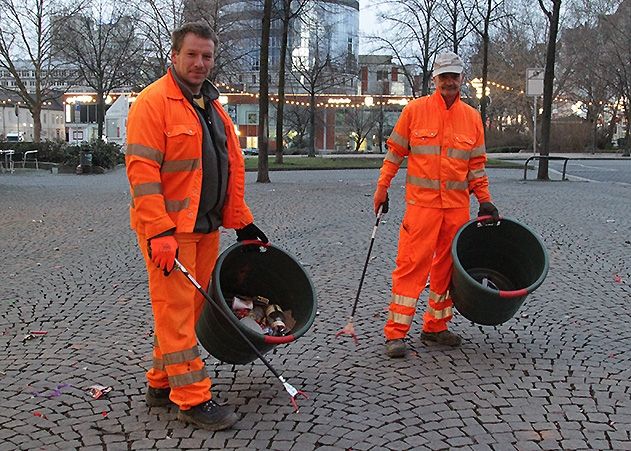 Handarbeit: Für die KSJ-Mitarbeiter Robert Malcherczyk (l.) und Wolfbert Ludwig beginnt das neue Jahr mit dem Beseitigen der Silvesterparty-Überreste.