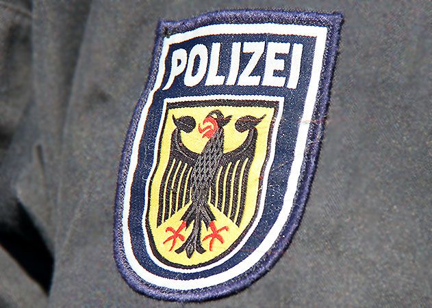 Drei junge Männer haben am Sonntagabend in Kahla einen Fahrkartenautomaten gesprengt.