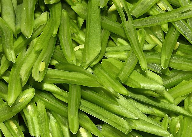 Ballaststoffe sind in vielen Lebensmitteln vorhanden, vor allem in Obst, Gemüse, Getreide und Hülsenfrüchten wie Bohnen.