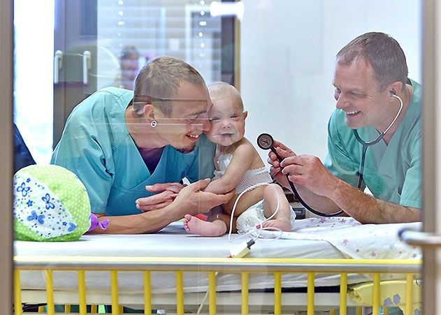 Prof. Dr. Bernd Gruhn, Oberarzt an der Klinik für Kinder- und Jugendmedizin am UKJ (re.), konnte Yunas seltene sehr unreife akute lymphoblastische Leukämie mit einer individuellen Antikörpertherapie erfolgreich behandeln. Yunas Eltern waren während der Behandlung ihrer Tochter stets vor Ort.