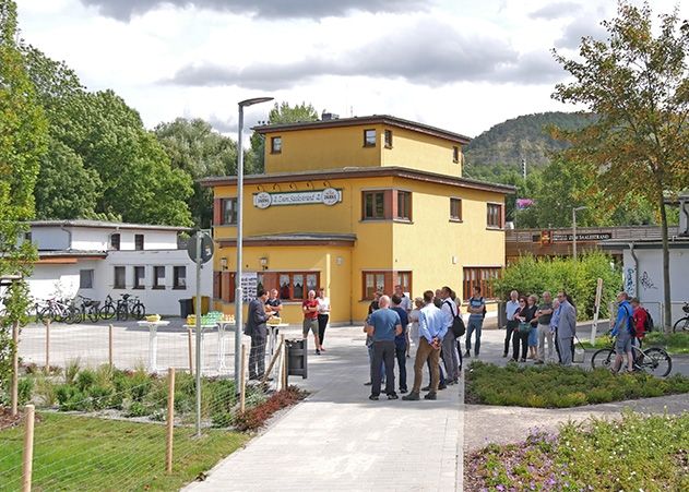 Ausführende und Anwohende des Platzes am Burgauer Weg waren zur Einweihung gekommen.