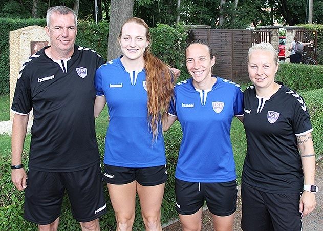 Das Trainerteam Katja Greulich (r.) und Steffen Beck begrüßen die aktuellen Neuzugänge Hannah Keane (2.v.l.) und Sandra Zigic.