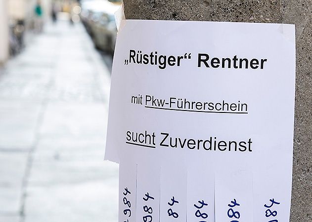 Arbeiten im Alter: Viele Rentner sind auf einen Minijob angewiesen, um über die Runden zu kommen. Die IG BAU macht sich für mehr Tarifbindung stark  – als Schutz vor Altersarmut.