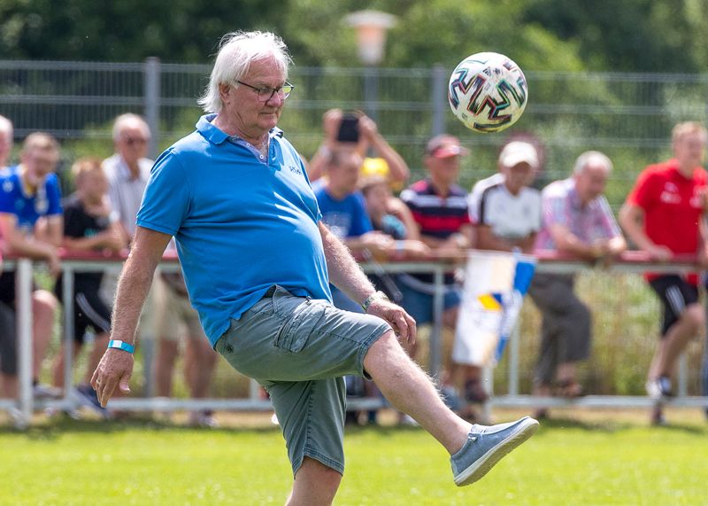 Mit 80 Jahren immer noch sicher mit dem Ball. Hier beim traditionellen Testspiel-Auftakt beim SV 08 Rothenstein im Jahr 2022.