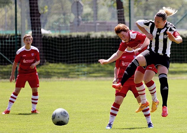 Luftduell zwischen Jenas Susann Utes und der Erfurterin  Mandy Uhl.