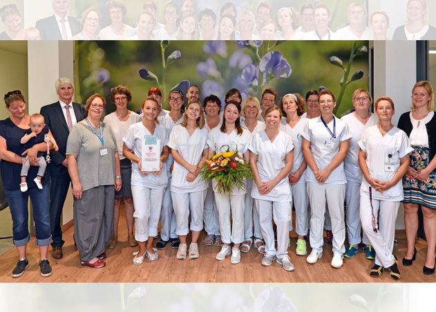 Das 50-köpfige Team der Jenaer Neonatologie wurde am Mittwoch als „Thüringens Beliebteste Pflegeprofis Thüringen 2019“ ausgezeichnet. Gratuliert haben: Patientenmutti Randi Rümelin-Tomashek mit Tochter Winona Eliza, Johannes Selle, Mitglied des Bundestages (v.l.) und Damaris Schmidt, Referentin Regierung und Parlament des Verbands der PKV (rechts).