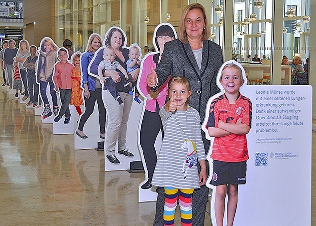 Leonie Münse hat die Ausstellung in der Magistrale des Klinikums zusammen mit der Direktorin der Klinik für Kinderchirurgie am Universitätsklinikum Jena, Prof. Felicitas Eckoldt, eröffnet.