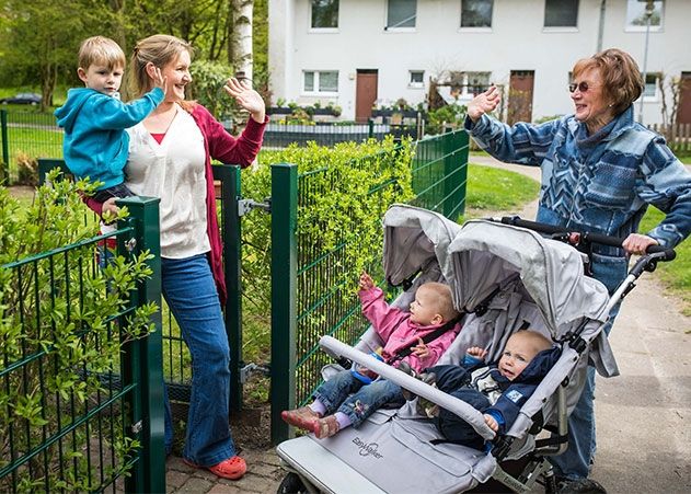 In Corona-Zeiten eine gute Alternative zu Treffen in den Wohnungen: Die Ehrenamtliche nimmt die Zwillinge auf einen Spaziergang mit.