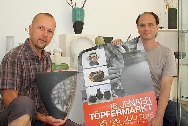 Werben für den 18. Jenaer Töpfermarkt: Marktmeister Oliver Klinke (re.) und Keramikdesigner Ragnvald Leonhardt.