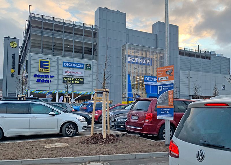 Parkplatz vor dem Wiesencenter in Jena.