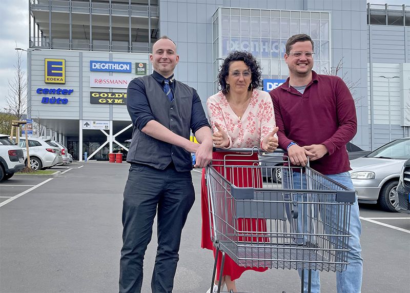 Parkplatz-Frust vorbei: EDEKA-Hausleiter Florian Rubenbauer, EDEKA-Chefin Denisa Büto und Decathlon-Filialleiter Christian Rullang (von links).