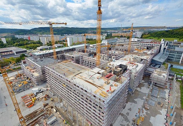 Blick auf die Baustelle: Die „José Carreras Stammzelltransplantationseinheit“ wird in den Neubau des zweiten Bauabschnittes des Universitätsklinikums Jena (UKJ) integriert. Der Kooperationsvertrag wird beim Richtfest am 11. November auf der Baustelle übergeben.