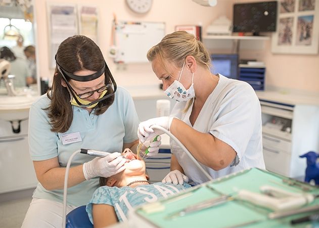 Die Zahnmediziner des Uniklinikums behandeln am Montag wieder am alten Standort in der Holzmarktpassage.