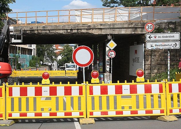 Erneut zwingt eine Baumaßnahme der Deutschen Bahn AG zu einem radikalen Eingriff in das Jenaer Straßennetz. Bis Ende August sind Magdelstieg und Westbahnhofstraße an ihrer Nahtstelle unter der Eisenbahnbrücke am Westbahnhof für den Straßenverkehr gesperrt.