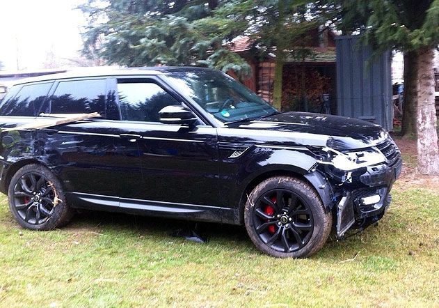 Der Autodieb schrottet bei der Flucht gestohlenen Land Rover.