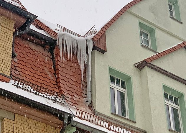 Gefahr droht: An immer mehr Häusern in Jena bilden sich übergroße Eiszapfen.