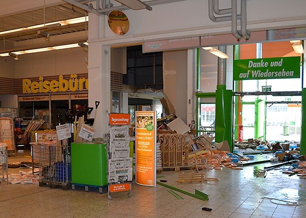 Anfang Februar 2015 haben Unbekannte aus dem Globus-Markt in Jena-Isserstedt einen Geldautomaten mit einem Radlader gestohlen und hinterließen ein Bild der Verwüstung.