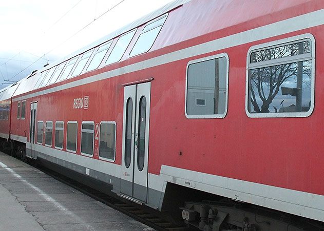 In einem Regionalzug von Gera nach Jena hat es am Dienstagmorgen einen Angriff auf einen Zugbegleiter gegeben. Die Polizei musste ausrücken.
