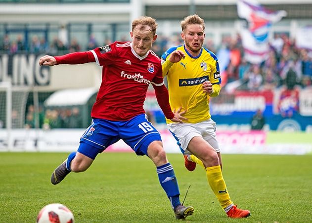 Im Duell der damalige Jenaer Spieler Florian Brügmann mit dem jetzigen Neuzugang Maximilian Krauß (li.) bei der SpVgg Unterhaching am 28. April 2019.