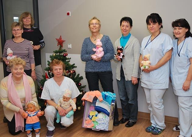 Die Dornburger Strickfrauen brachten neue Puppenkleidung für die Kinderchirurgie mit.