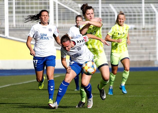 Jenas Jana Sedláčková (vorn) gegen die Essenerin Maria Cristina Lange im Spiel FF USV Jena gegen SGS Essen im Ernst-Abbe-Sportfeld.