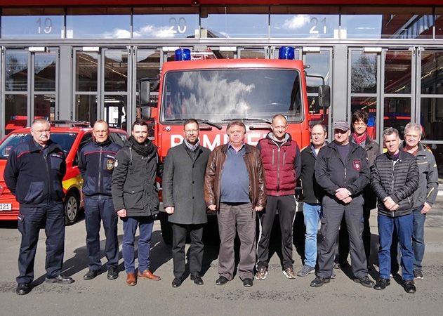 Die Bethausener Delegation mit dem übergebenen Tanklöschfahrzeug. In der Mitte neben OB Thomas Nitzsche steht Bethausens Bürgermeister Lihoni Ioan.