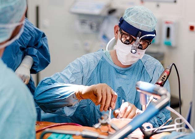 Prof. Dr. Torsten Doenst während einer Herz-OP (Direktor der Klinik für Herz- und Thoraxchirurgie).