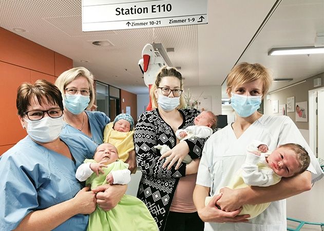 Alle elf Babys haben zwar nicht auf ein Foto gepasst, aber  im Hintergrund ist Baby Nummer 11, die kleine Liv, mit ihrer Mama zu sehen.