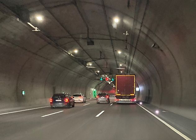 Zwischenzeitlich war der Tunnel in beide Richtungen komplett gesperrt.