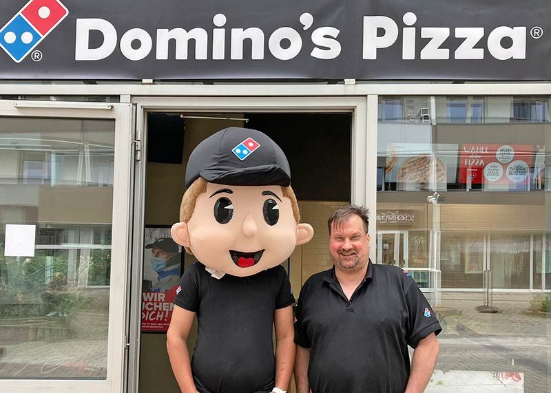 Toni Pepperoni und Franchisepartner Marco Kramer freuen sich auf die ersten Gäste am neuem Standort in Lobeda-West.