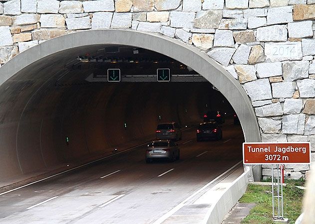 Noch nicht Navigationssystem: Der Jagdbergtunnel in Richtung Frankfurt.