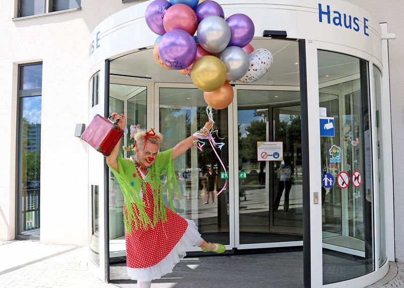 Im rot-weiß gepunkteten Petticoat, mit grüner Strickjacke und Schuhen sowie der typischen roten Clownsnase besucht der Klinikclown immer mittwochs die Kinderkrebs- und Kinderstoffwechselstation im Uniklinikum.