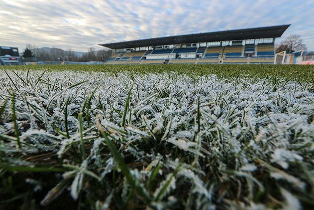 Auf der gesamten Fläche durchgefroren, Stellenweise vereist und am Feldrand mit Raureif überzogen ist der Rasen im Ernst-Abbe-Sportfeld am Samstagnachmittag.
