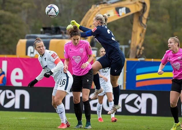 Jenas Torhüterin Inga Schuldt verhindert mit mehreren Paraden eine noch höhere Niederlage gegen Hoffenheim.