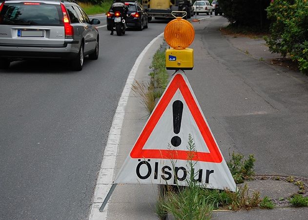 Die Stadt weist in einer Mitteilung auf die Gefahr von Ölspuren auf Jenas Straßen hin.