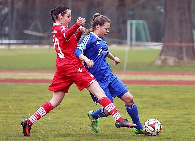 Zweikampf zwischen Sandra Müller (22/USV) und Alexandra Almasalme (13/Union).